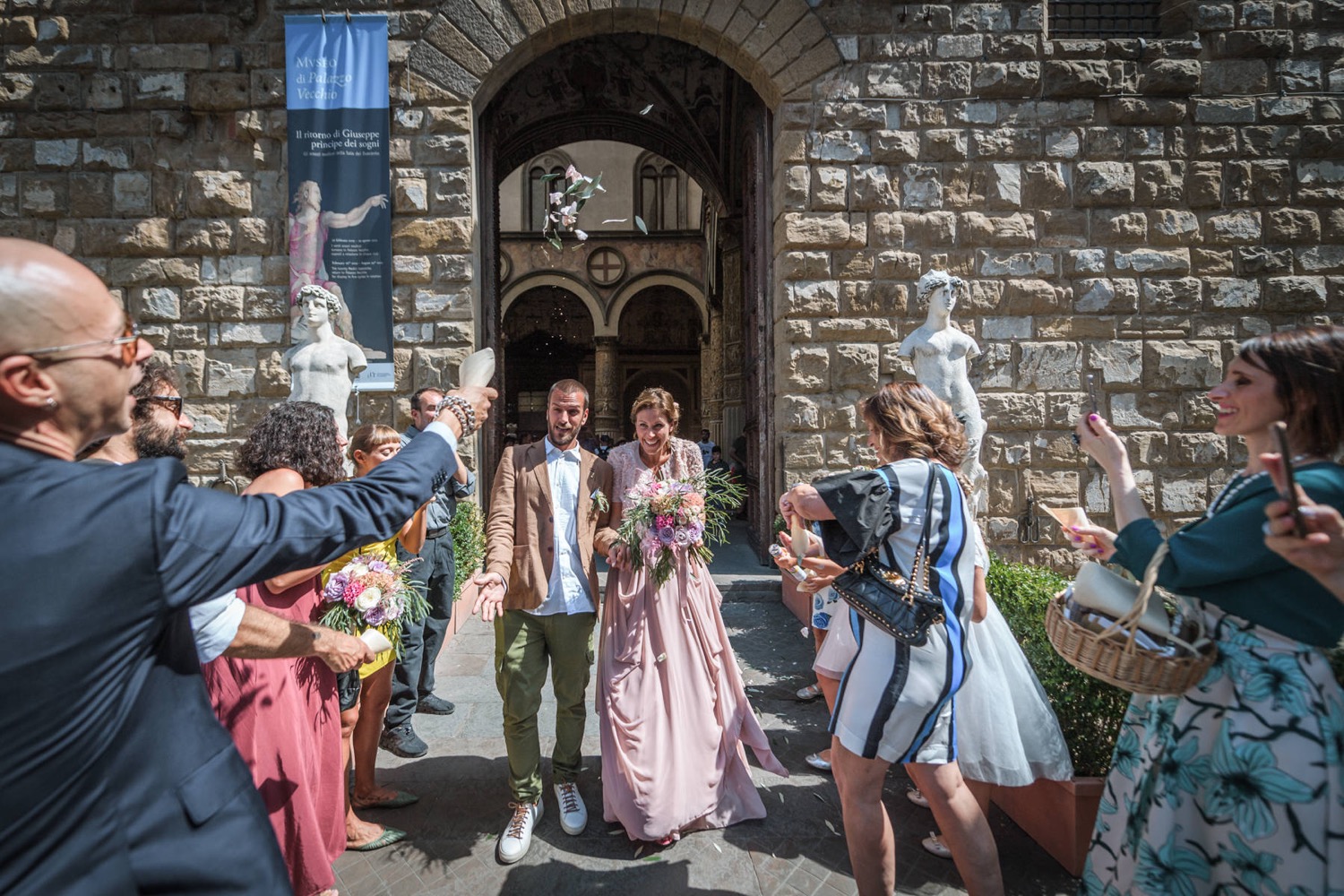 Gli sposi escono da Palazzo Vecchio
