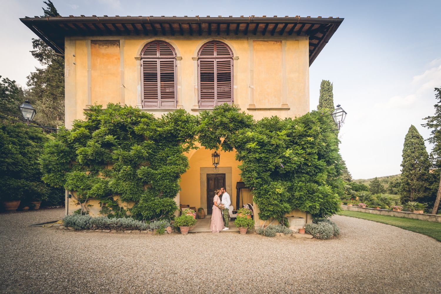 Gli sposi nel giardino di una villa