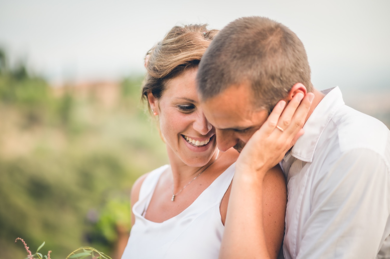 La sposa sorride abbracciata allo sposo