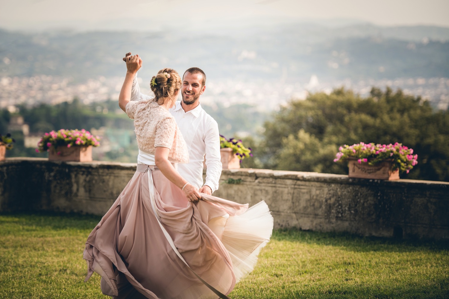La sposa fa girare la gonna sulla terrazza