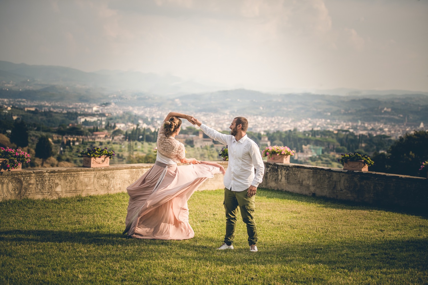 Gli sposi ballano sul prato sopra Firenze
