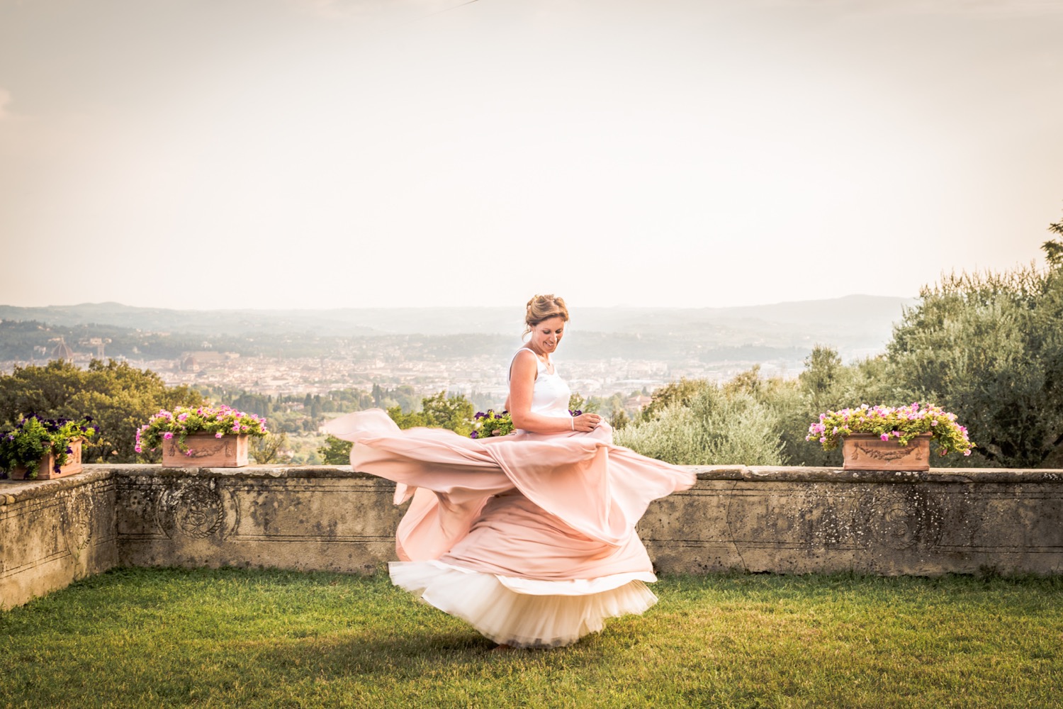 La sposa gira con la gonna rosa
