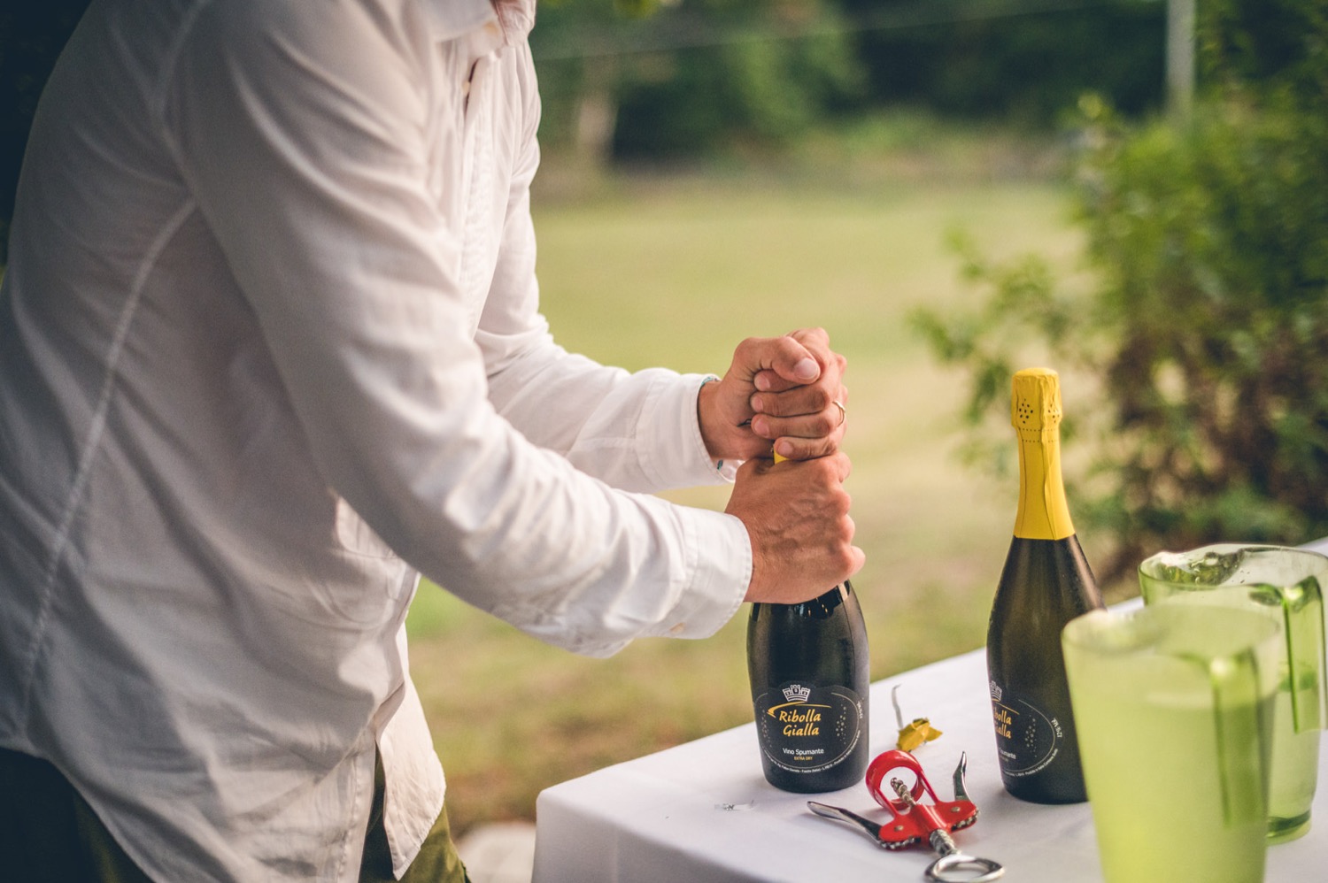 Lo sposo apre il prosecco