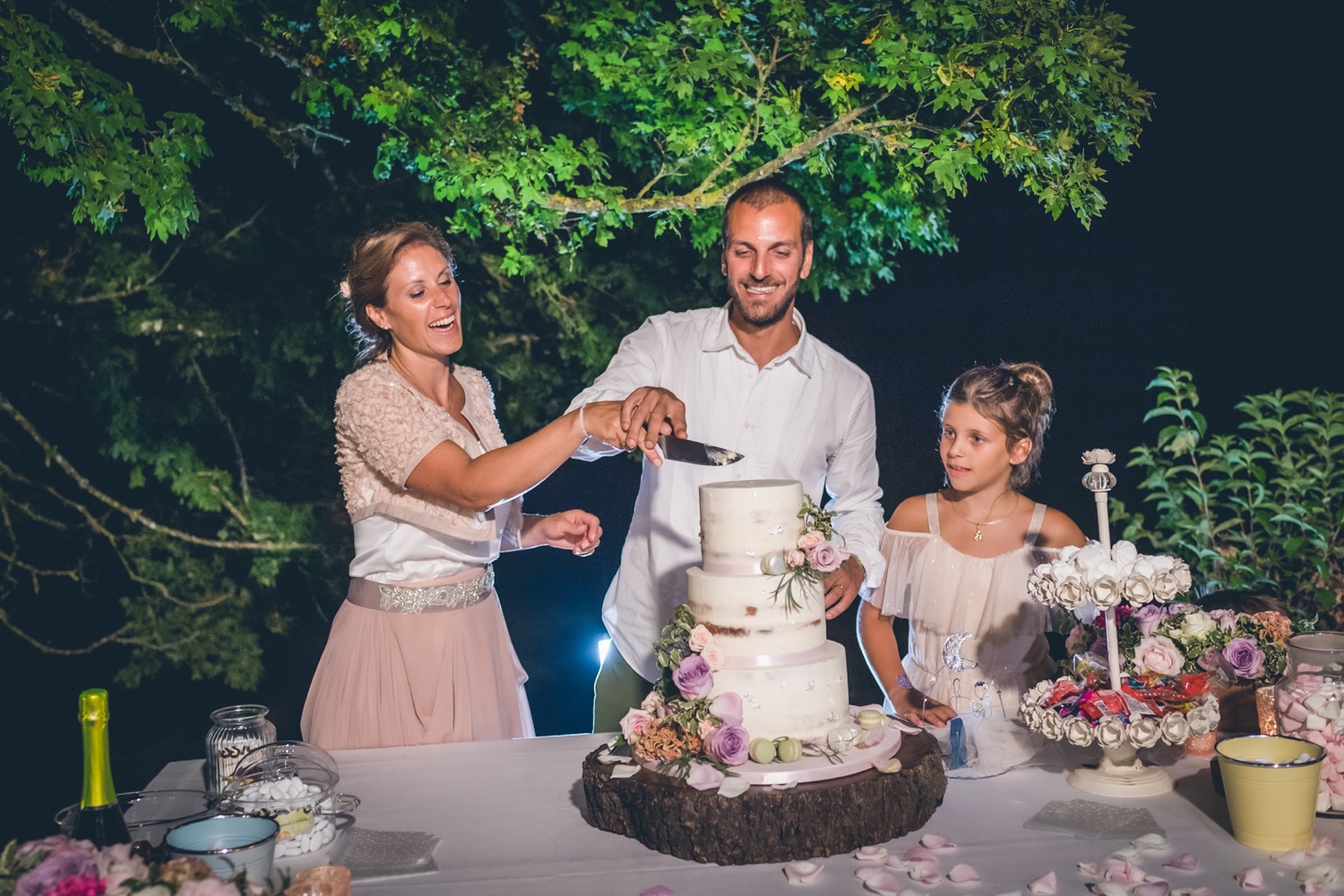 Gli sposi tagliano la torta