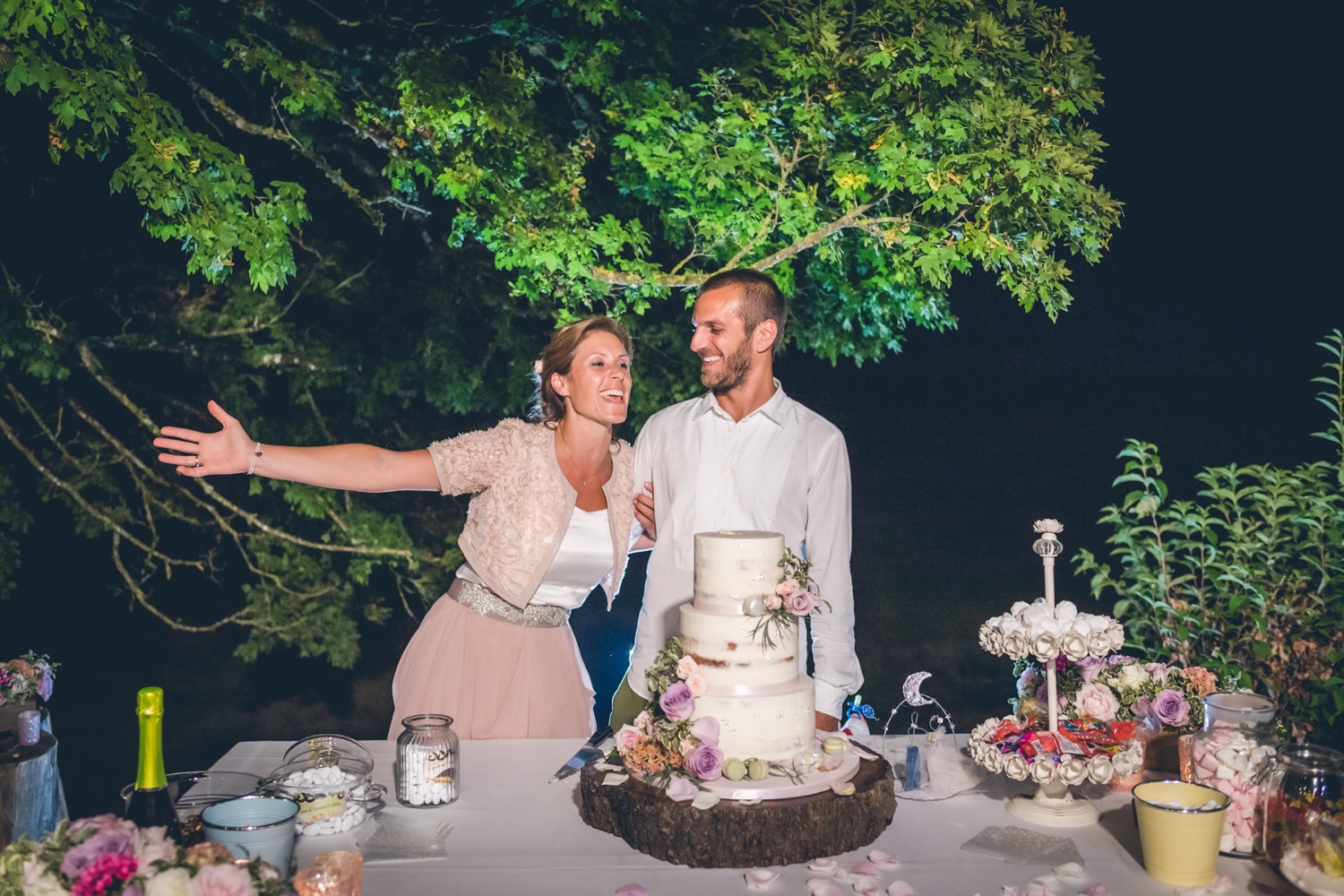 Gli sposi festeggiano la torta