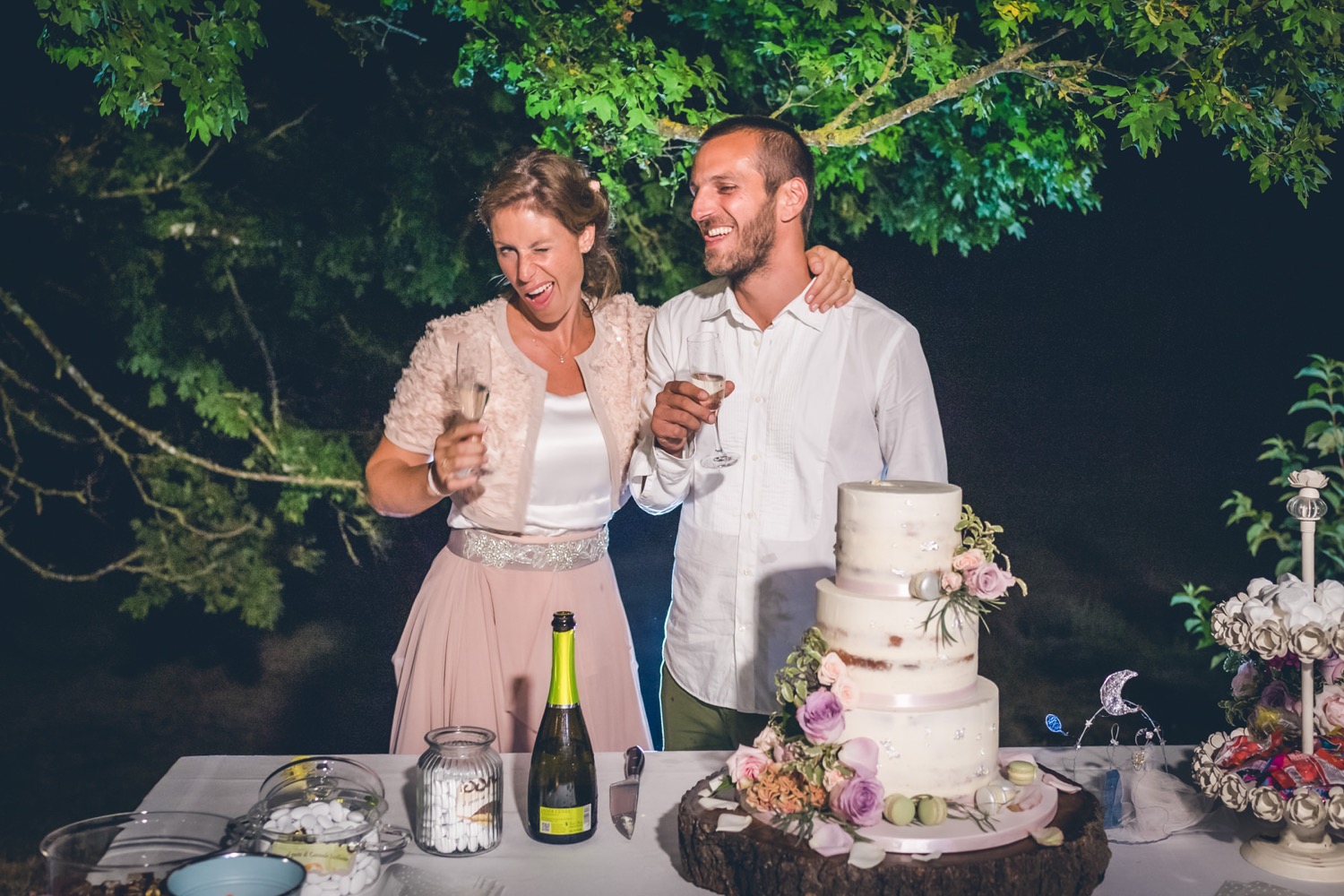 Gli sposi ridono davanti alla torta