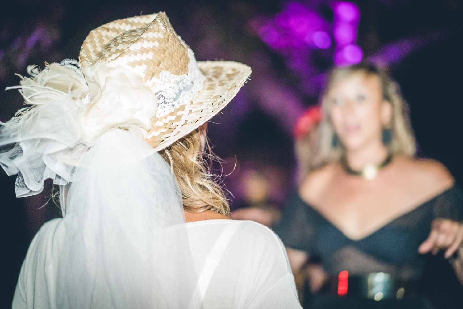 Il cappello della sposa durante la festa