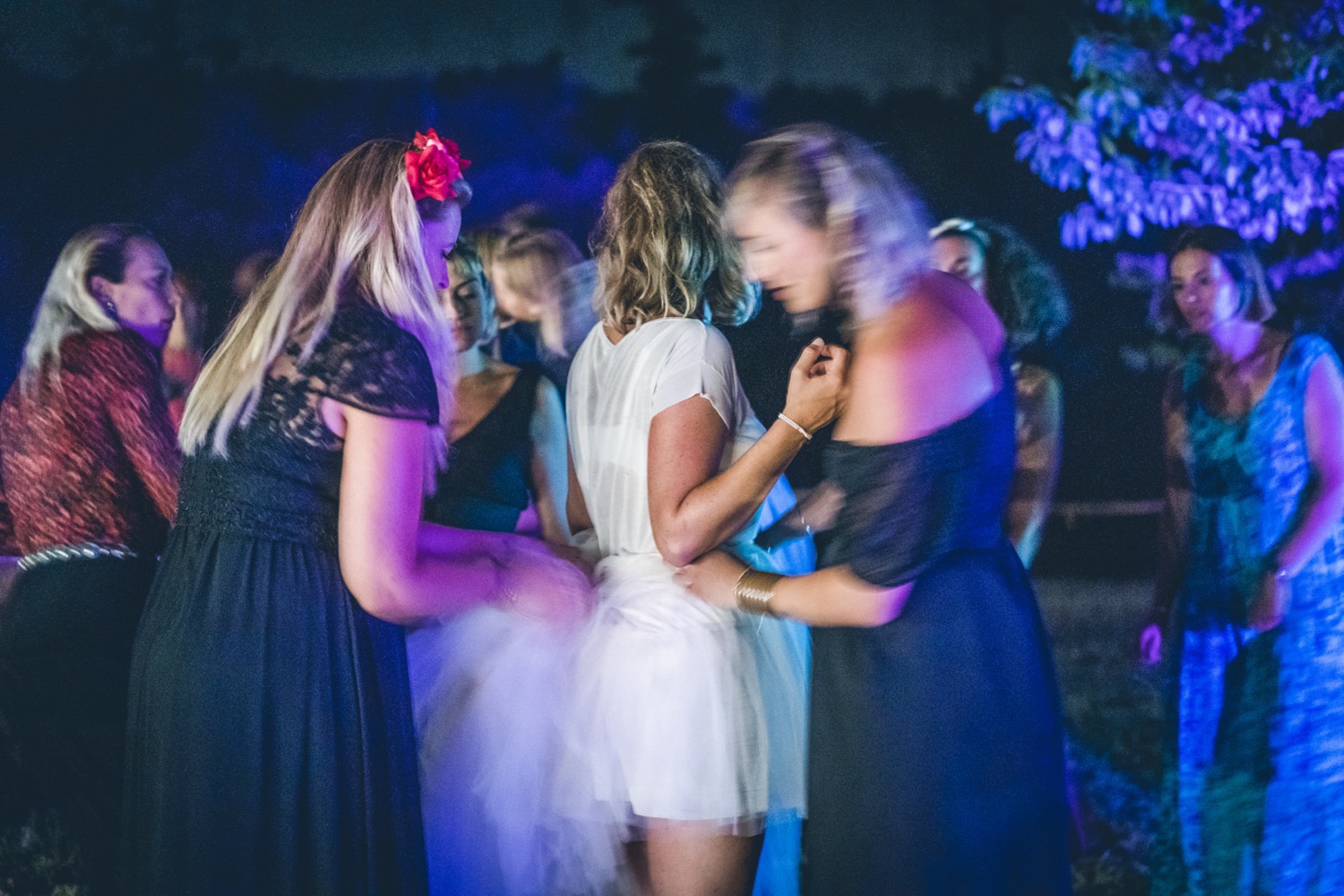 La festa di notte sotto le luci