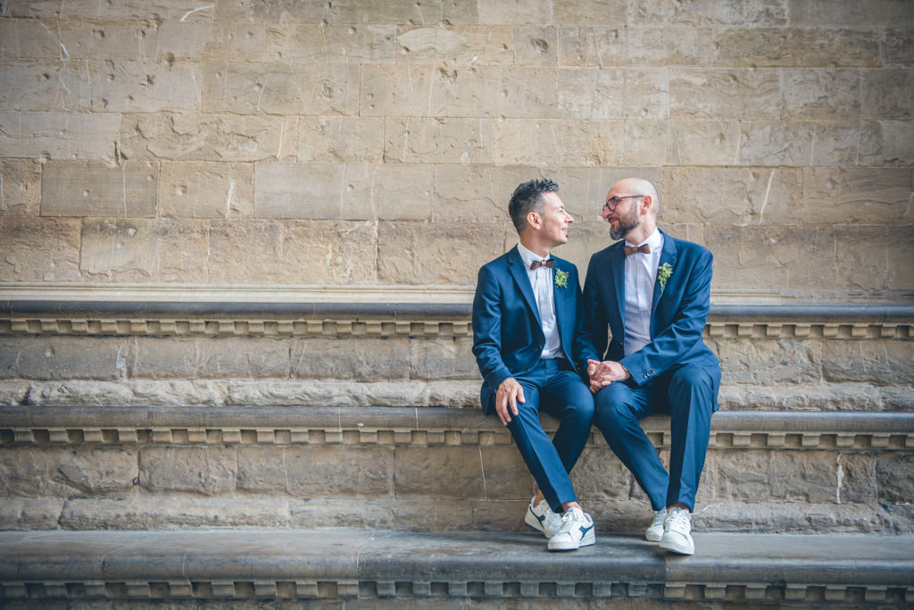 Same-sex wedding in Florence: the grooms on the steps of Palazzo Vecchio