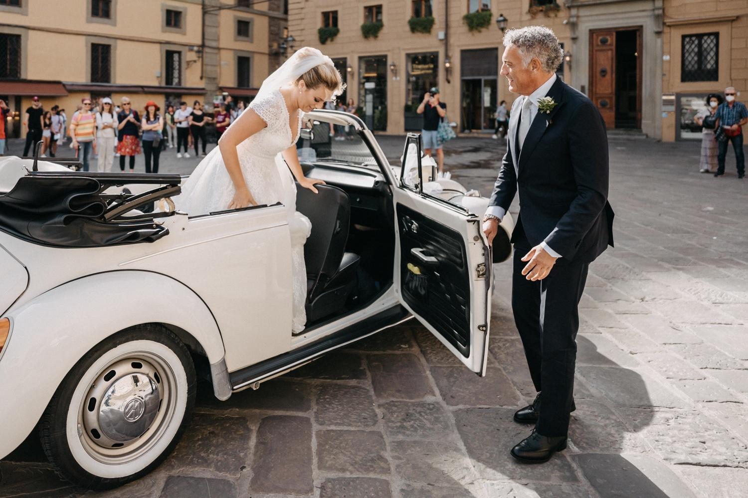 La sposa scende dal maggiolino