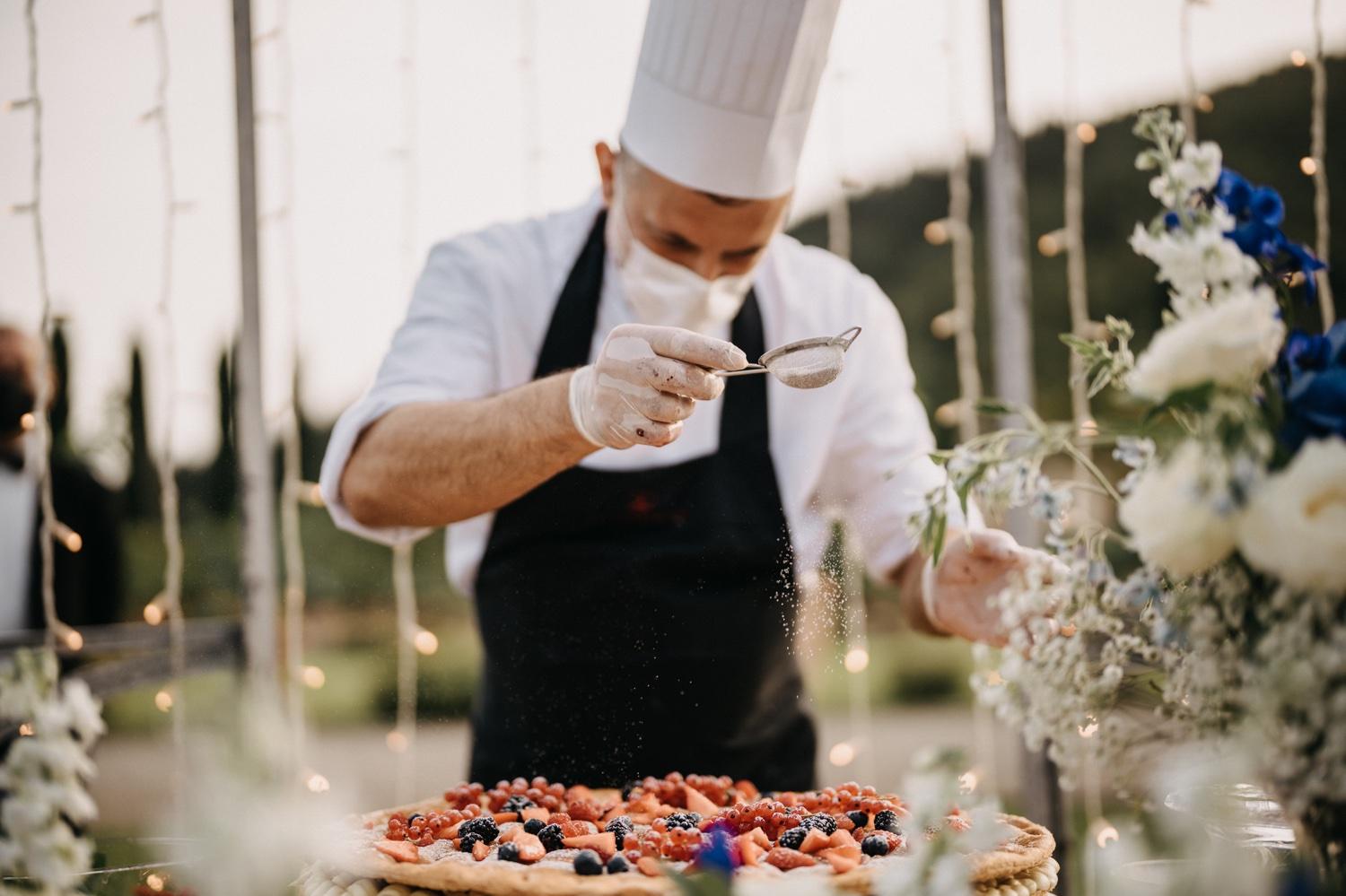 Lo chef prepara la torta