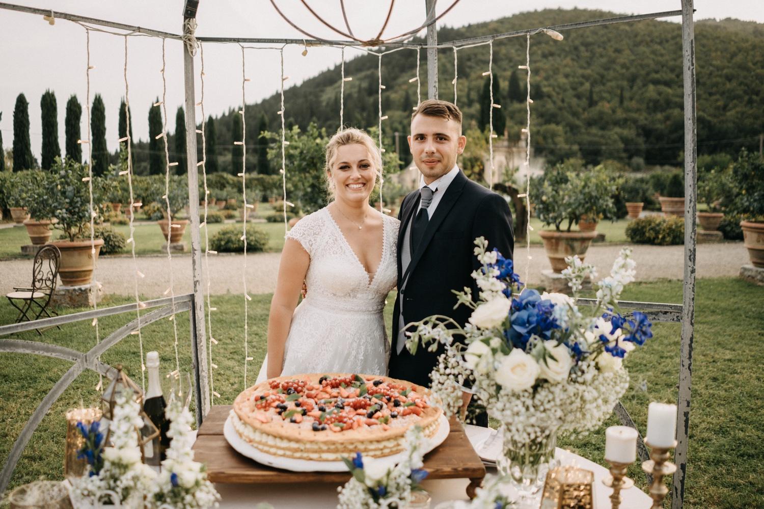 Matrimonio a San Lorenzo: gli sposi al Giardino di Travalle con la torta