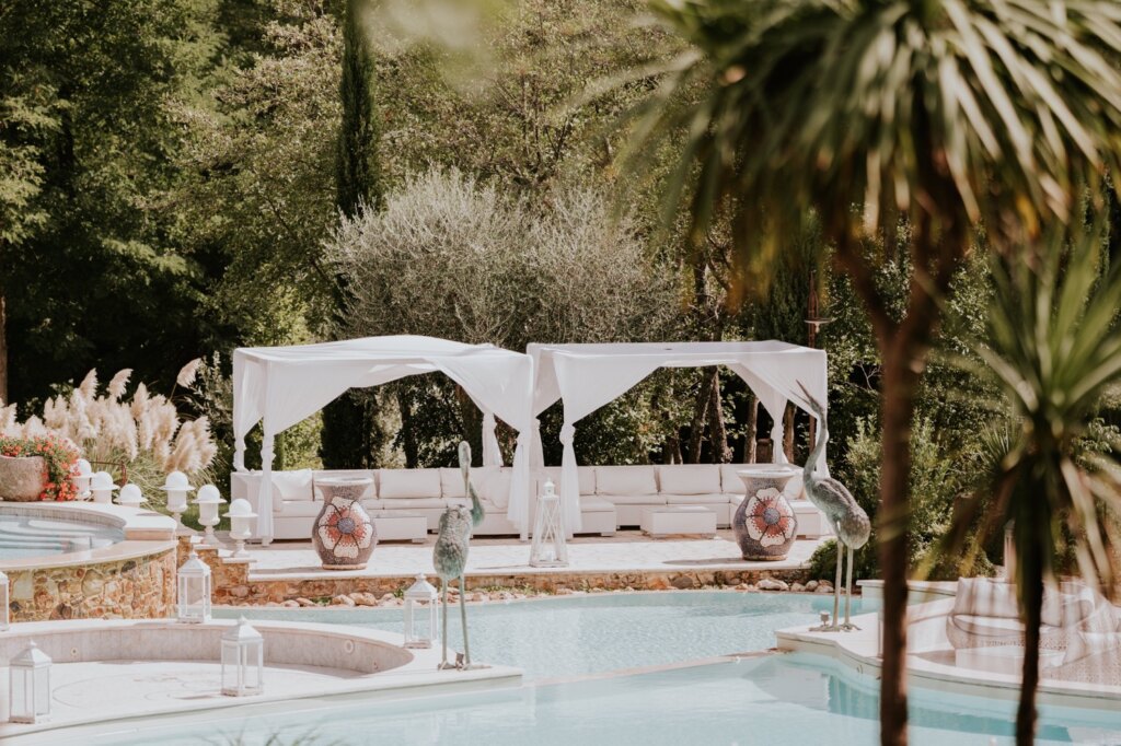 I gazebo bianchi a bordo piscina