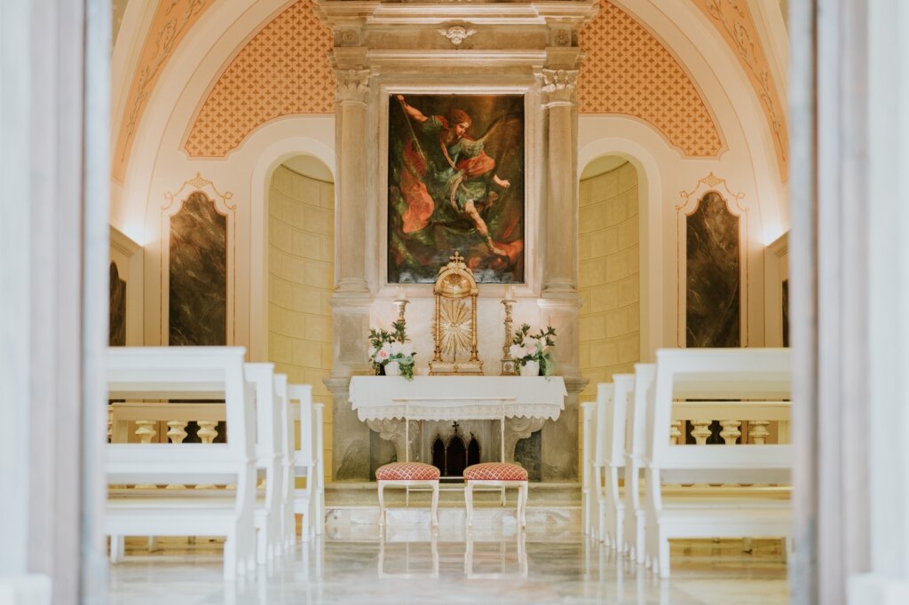 L'altare della cappella con i fiori