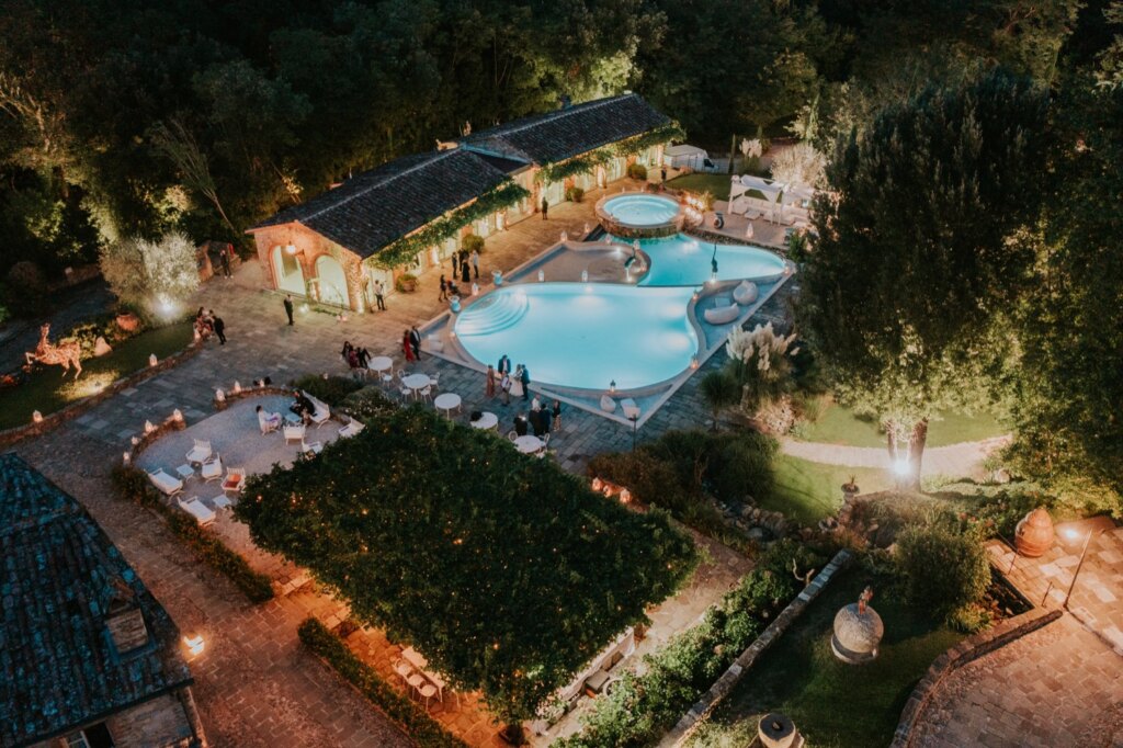 Matrimonio a Valle di Badia: il borgo visto dall'alto di sera, con le luci accese