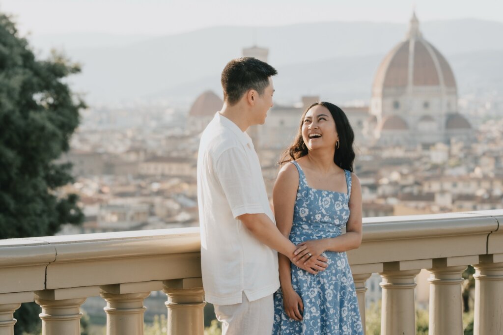 Proposta di matrimonio Piazzale Michelangelo: la coppia ride alla balaustra con la cupola del Duomo