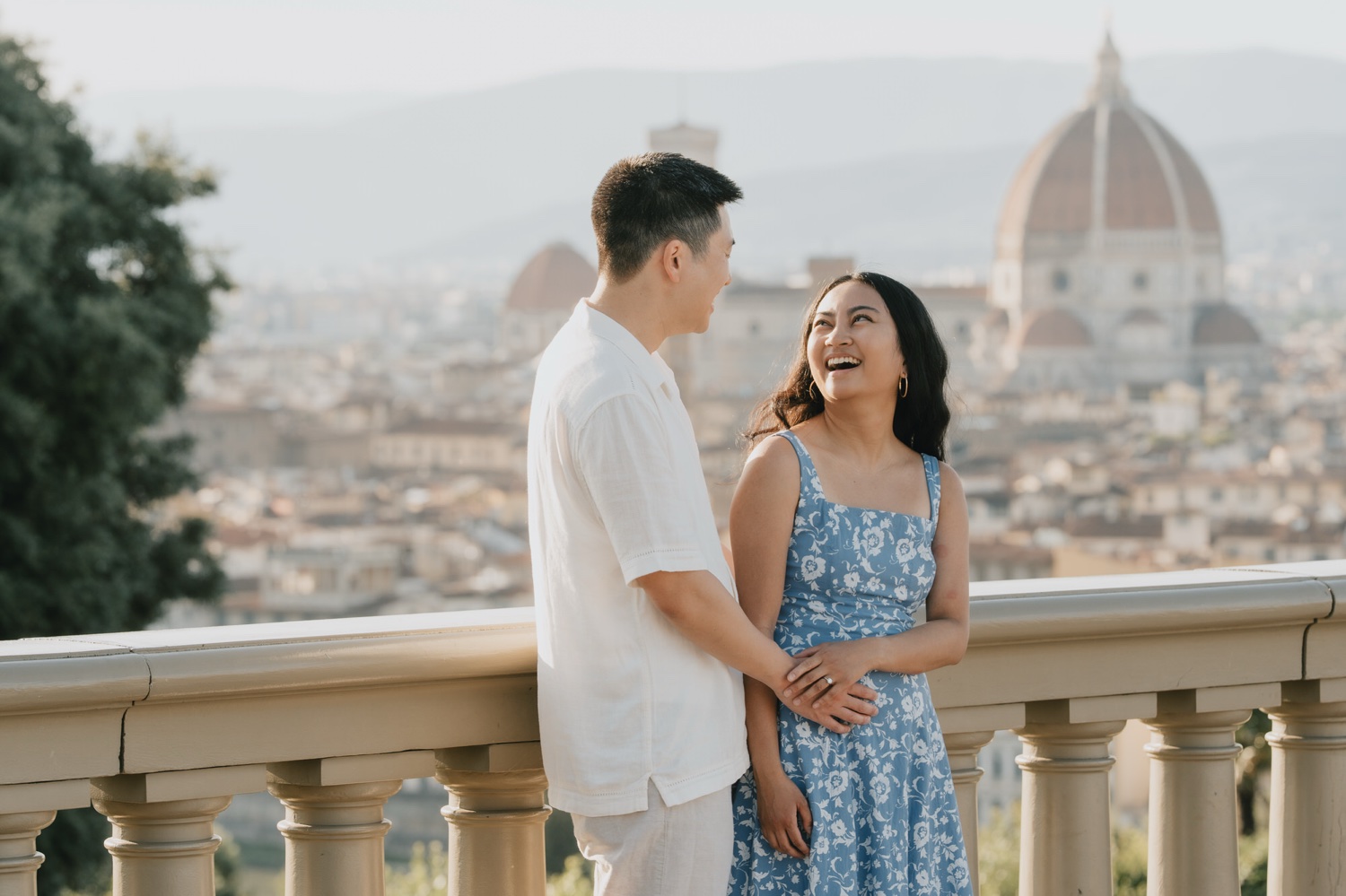 Proposta di matrimonio Piazzale Michelangelo: la coppia ride alla balaustra con la cupola del Duomo