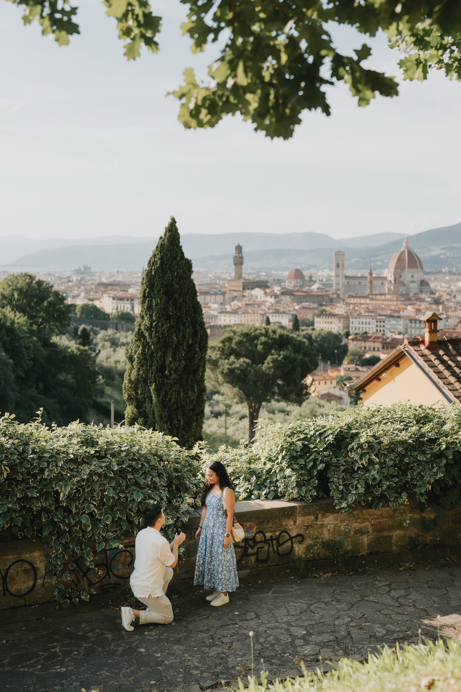 Proposta di matrimonio Piazzale Michelangelo: lui in ginocchio davanti a lei, con Firenze sullo sfondo