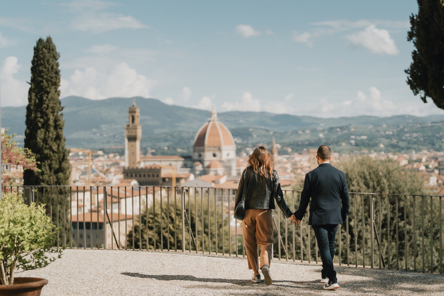 La coppia cammina verso la terrazza