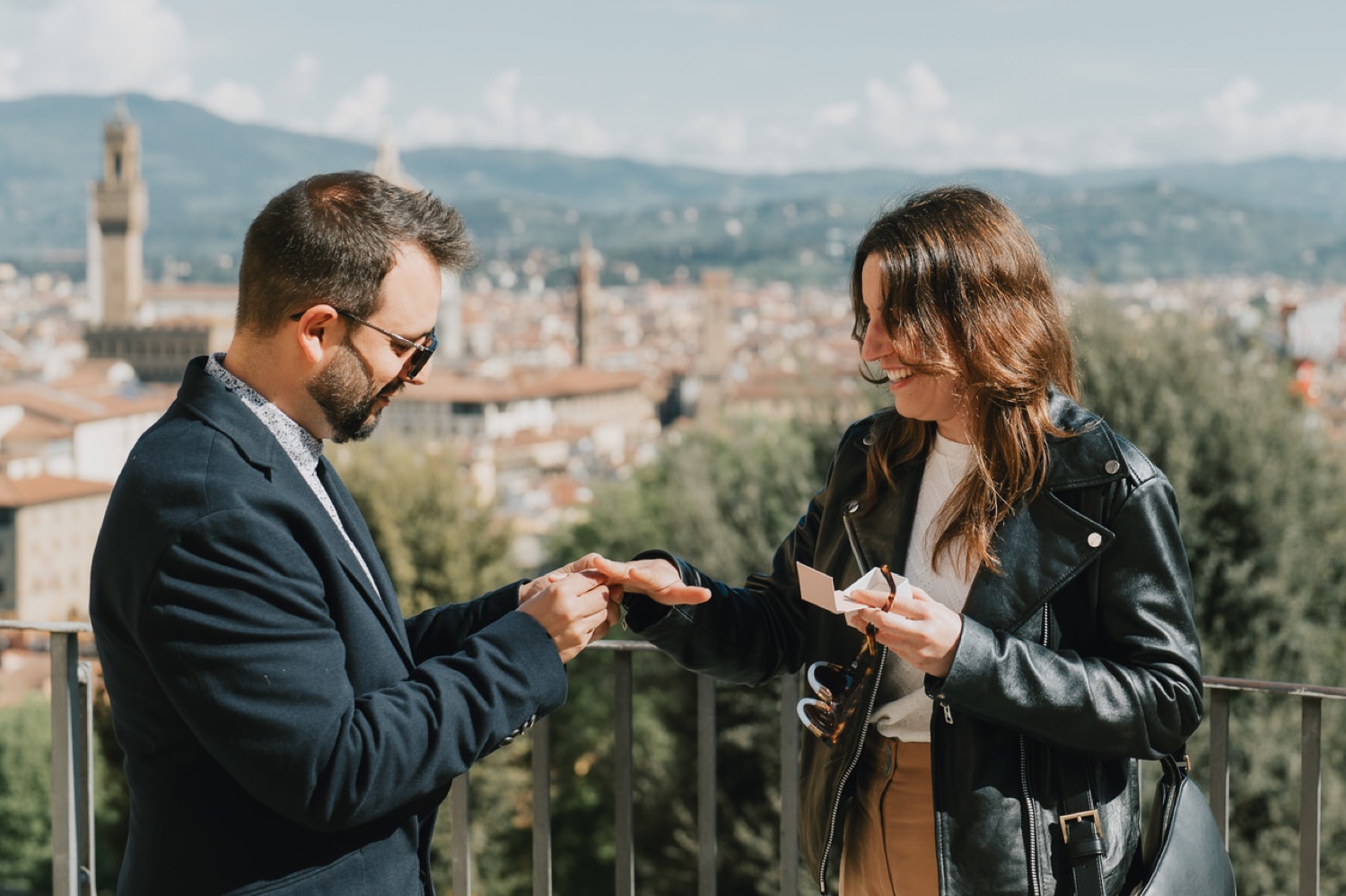 Guardano l'anello con Firenze sullo sfondo