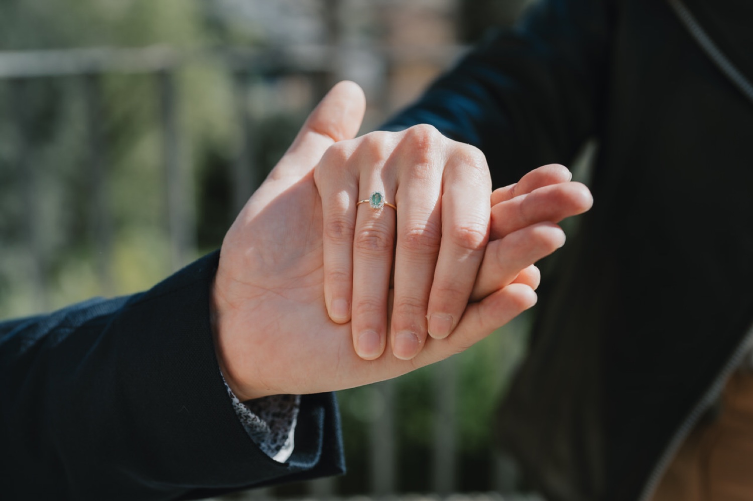 L'anello sulla mano di lei