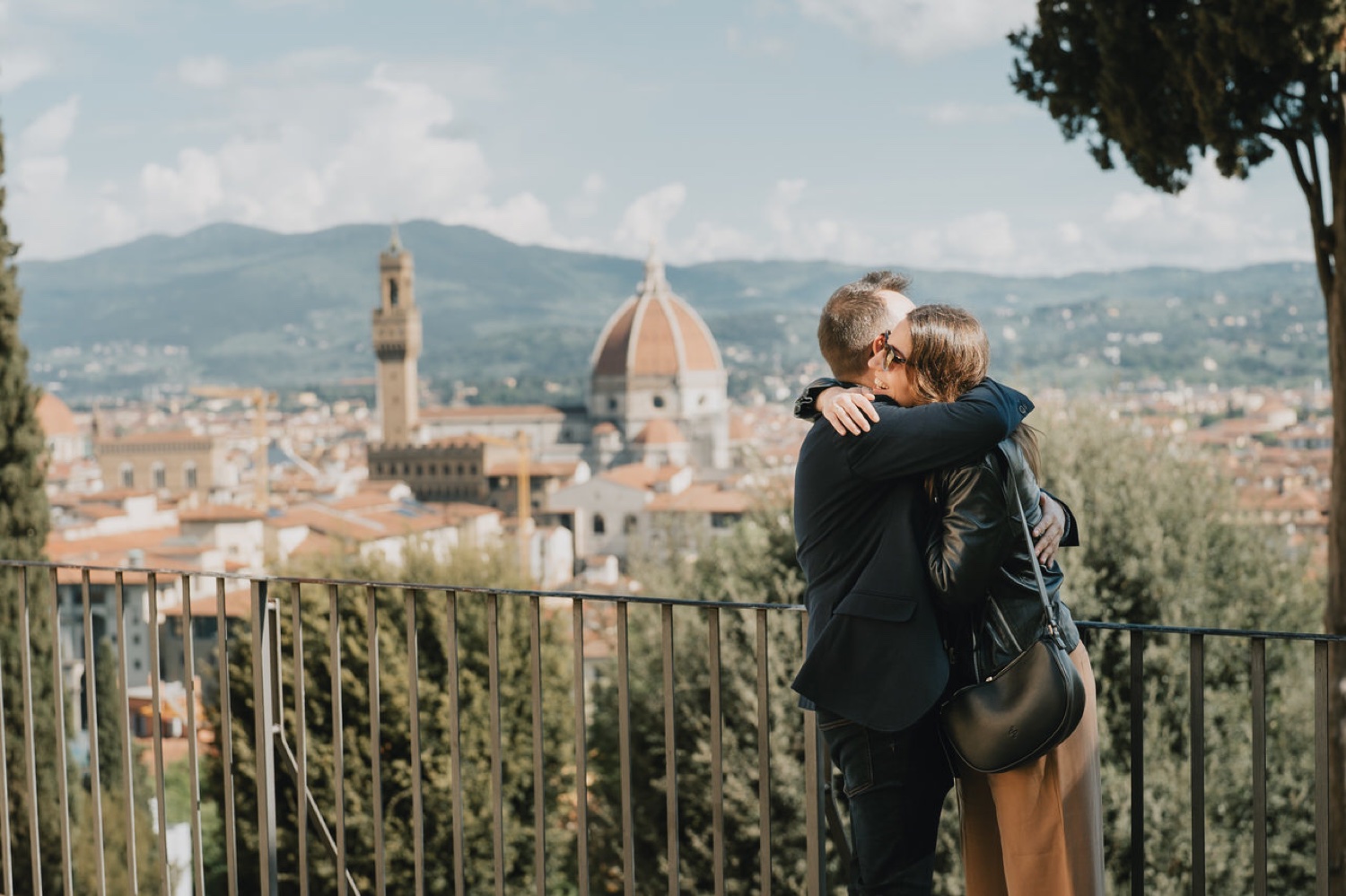 Abbraccio sulla terrazza davanti al Duomo