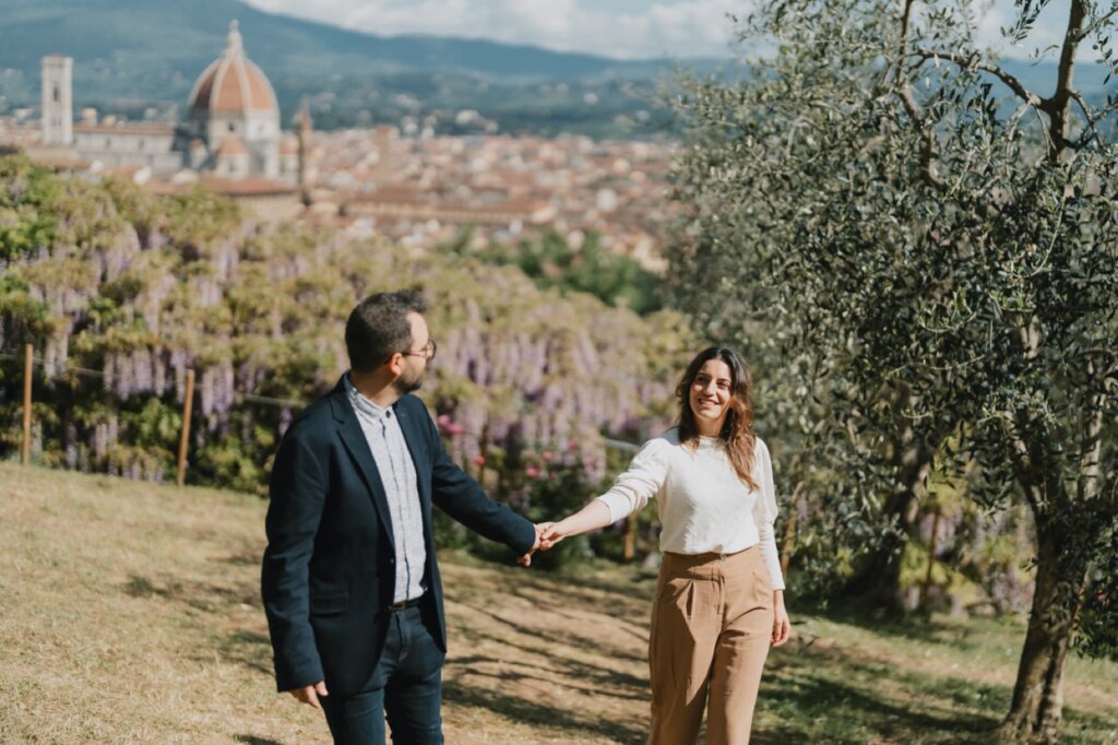 Mano nella mano sul prato con il Duomo