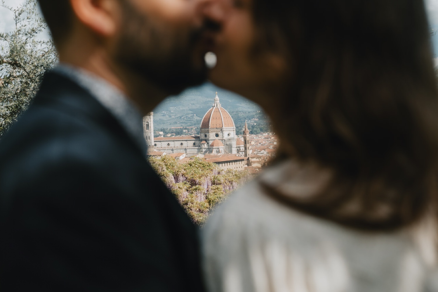 Un bacio con la cupola sullo sfondo