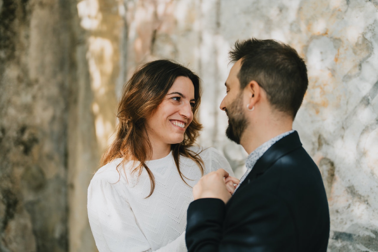 Sguardi davanti al muro di pietra