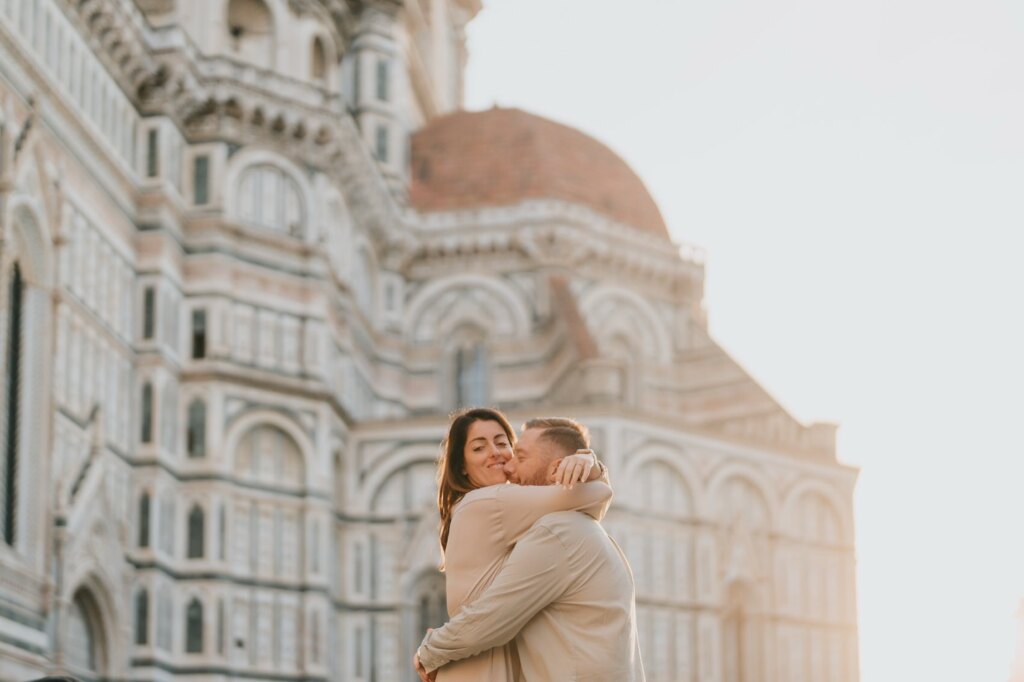 Servizio fotografico all'alba a Firenze: la coppia davanti al Duomo
