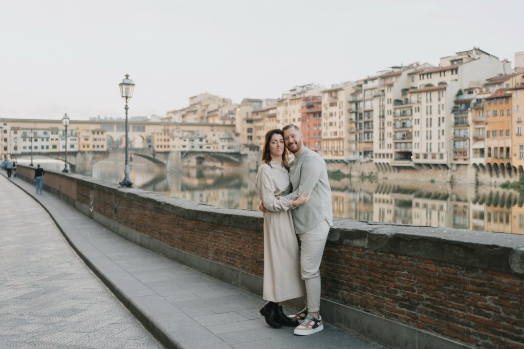 La coppia sul lungarno con Ponte Vecchio