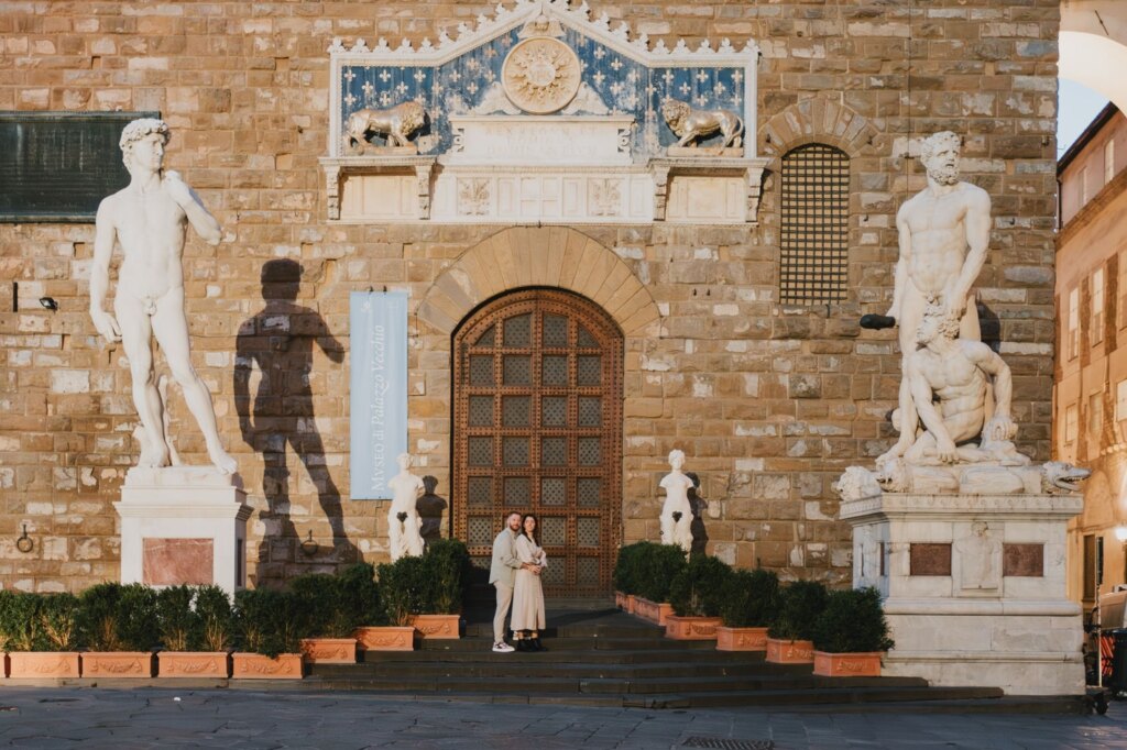 La coppia davanti a Palazzo Vecchio