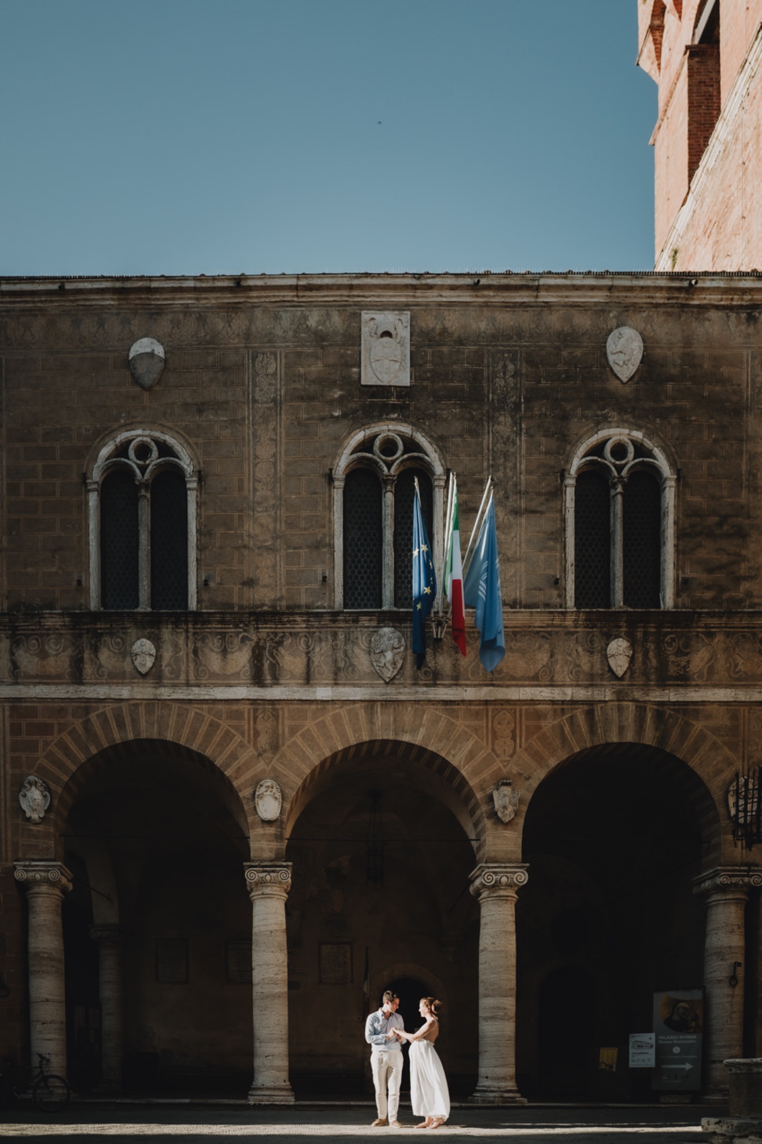 Couple in front of a historic building in Pienza