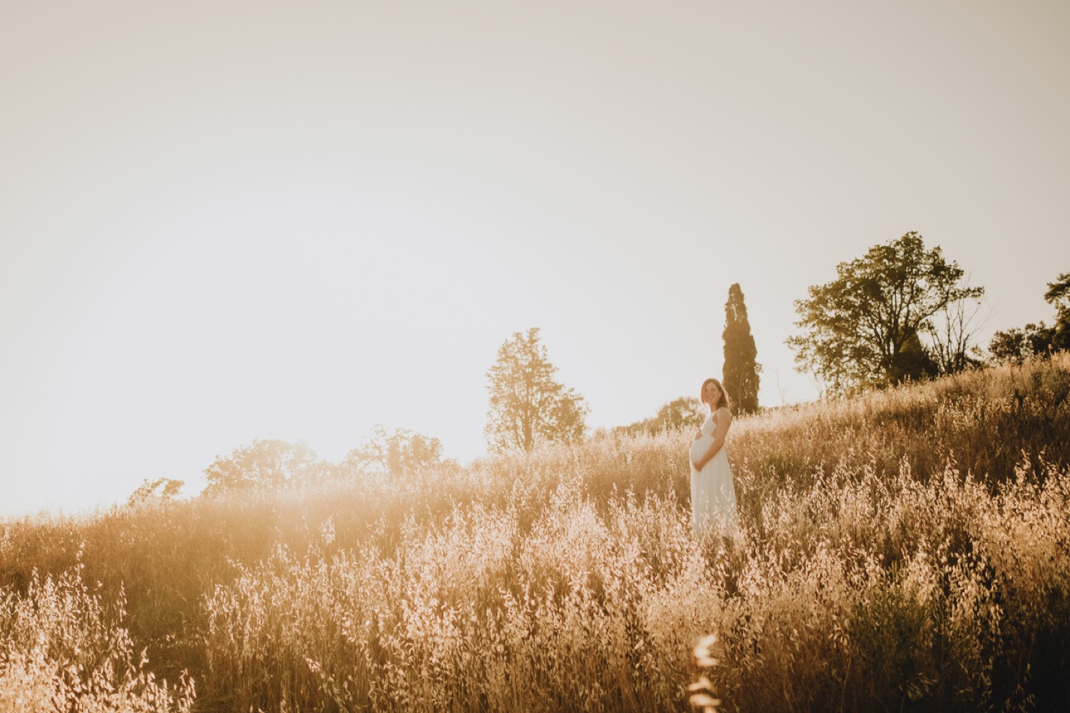 Couple in the backlit grass of the Val d'Orcia
