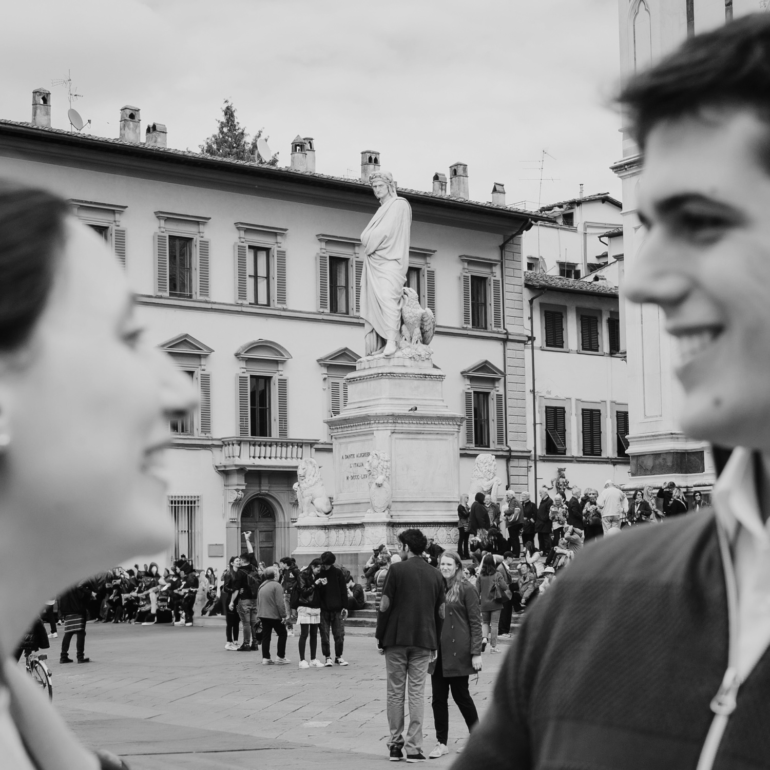 Lui la guarda, in piazza Santa Croce