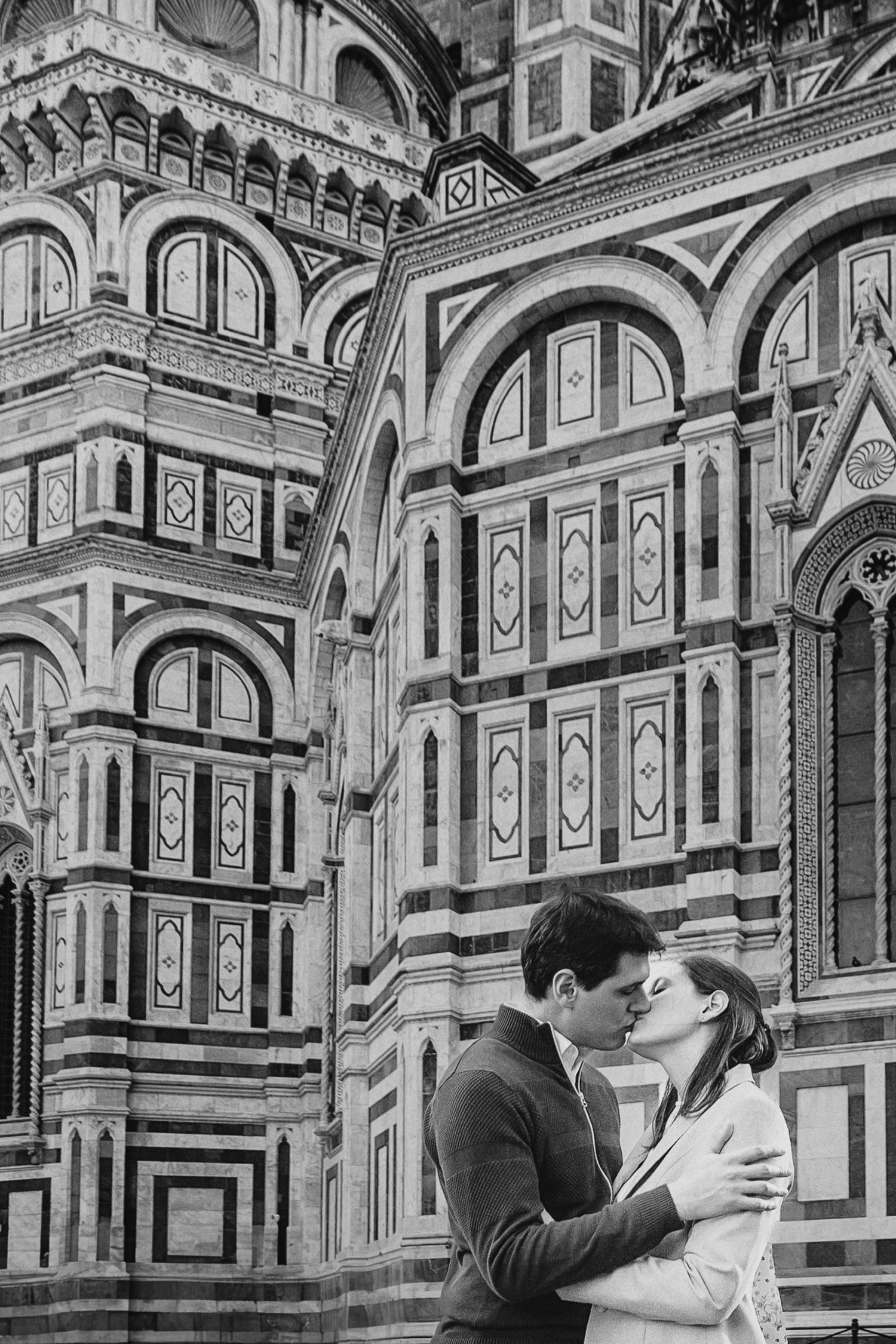 Abbraccio davanti al Duomo, in bianco e nero