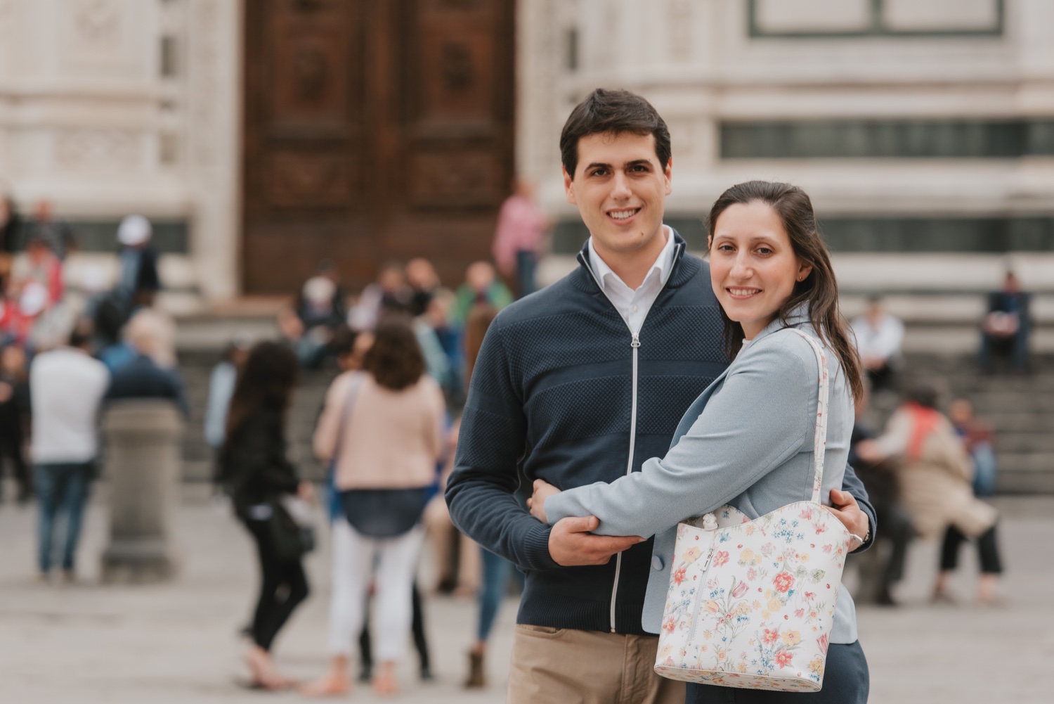 Abbracciati in piazza tra i passanti