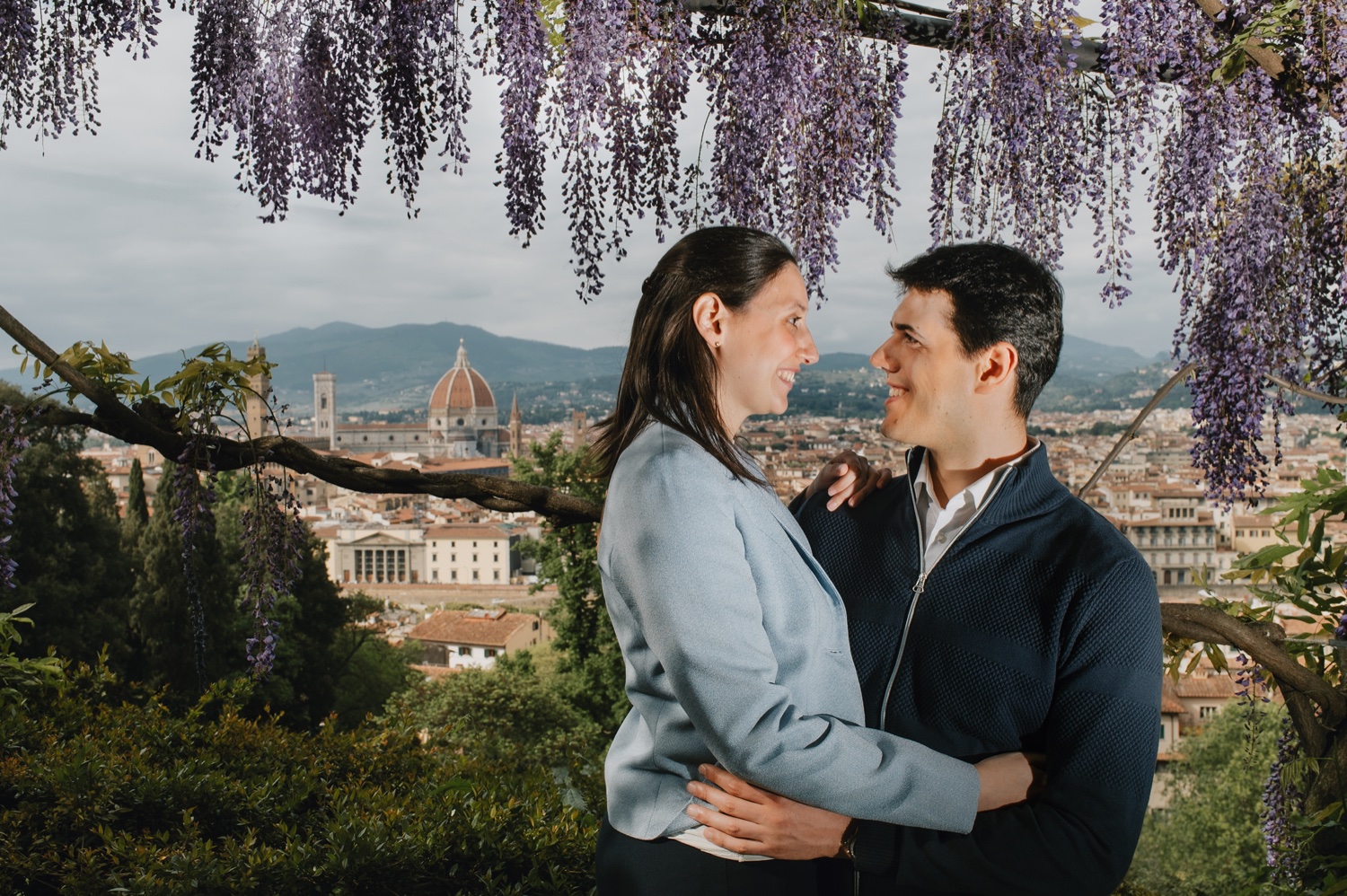 Sotto i glicini con Firenze alle spalle