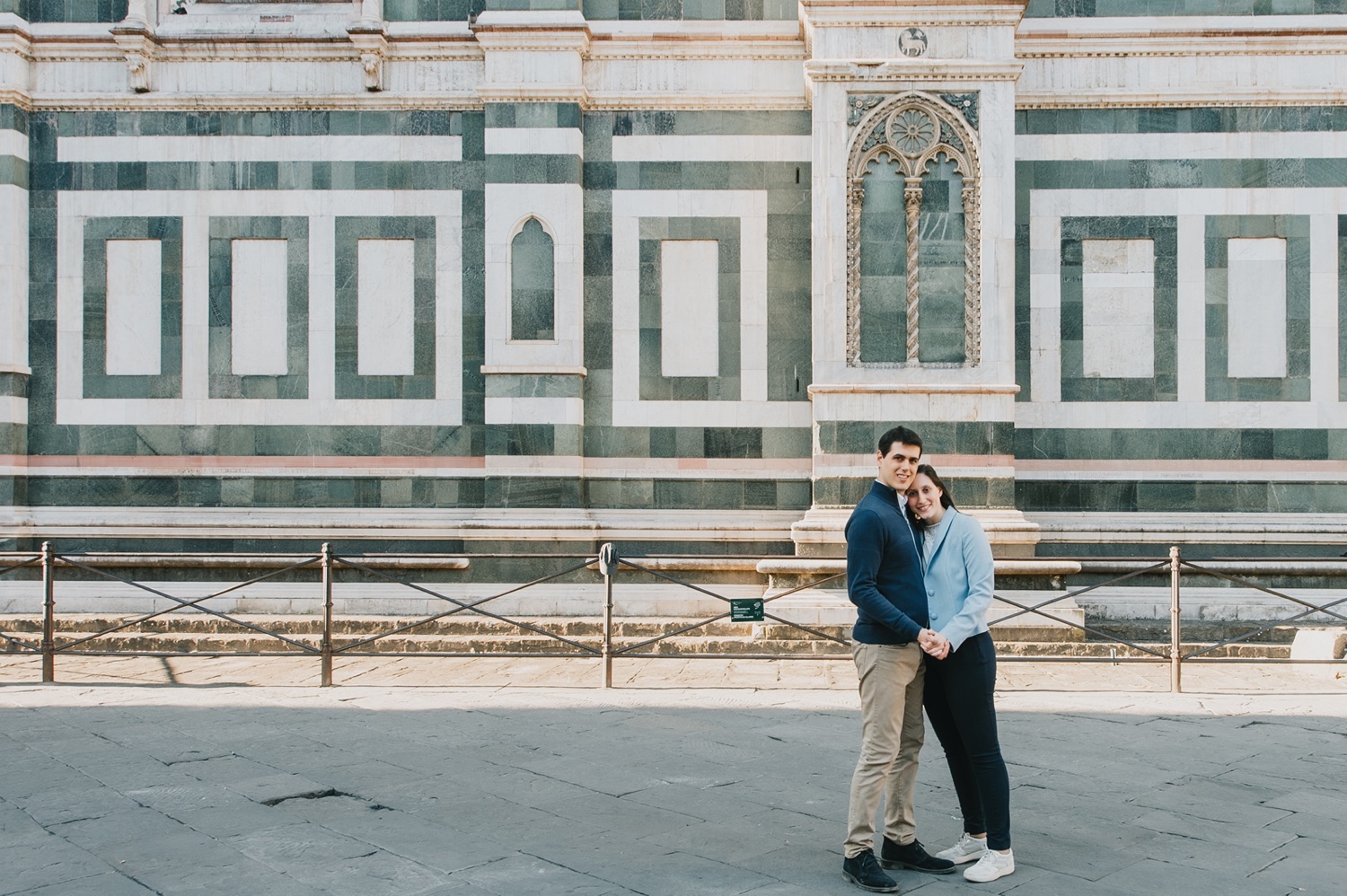 La coppia davanti ai marmi del Duomo