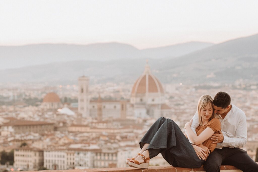 Seduti sul muretto con Firenze sotto di loro