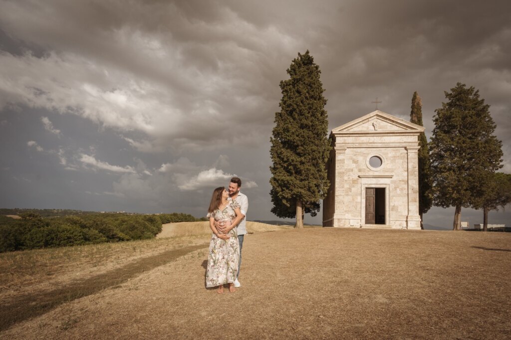 Coppia in attesa davanti alla Cappella della Madonna di Vitaleta