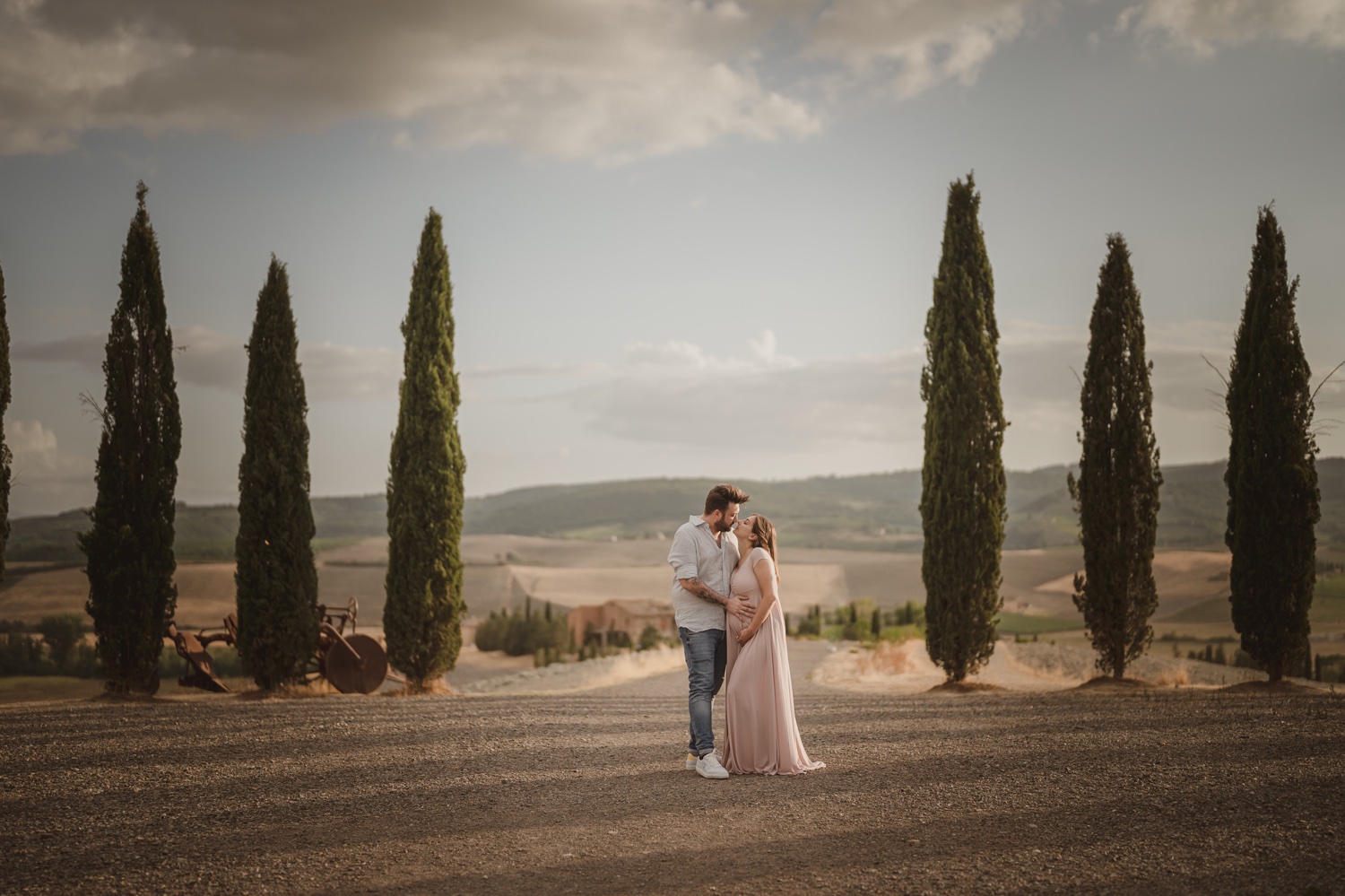 Bacio tra i cipressi in Val d'Orcia