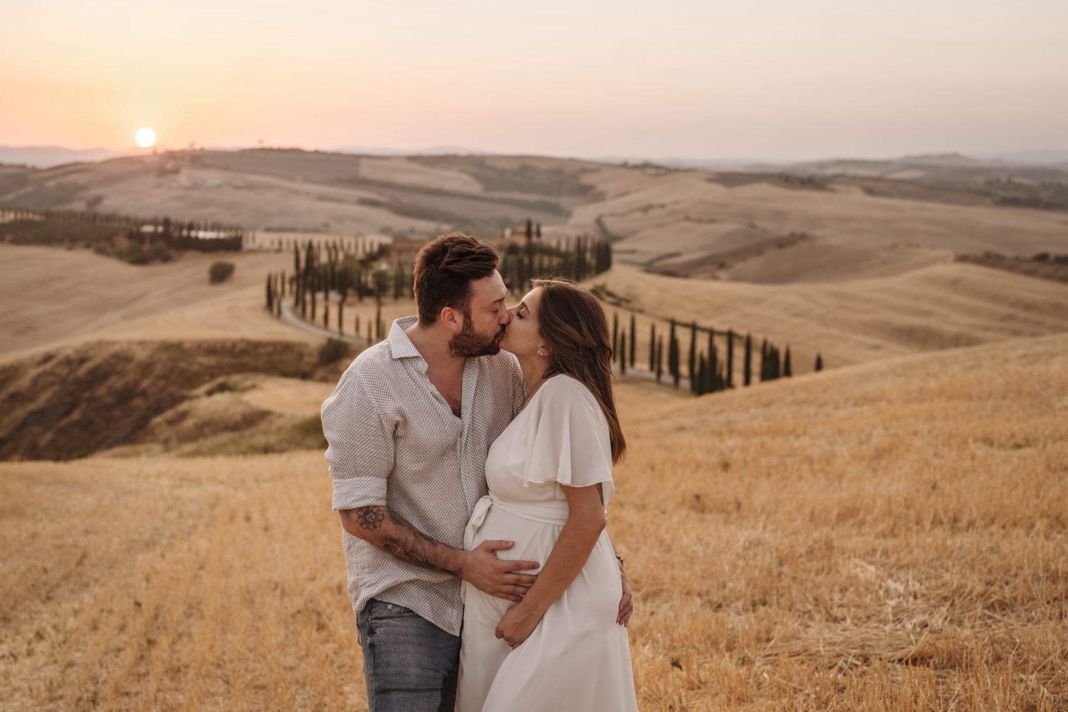 Bacio tra le colline dorate al tramonto