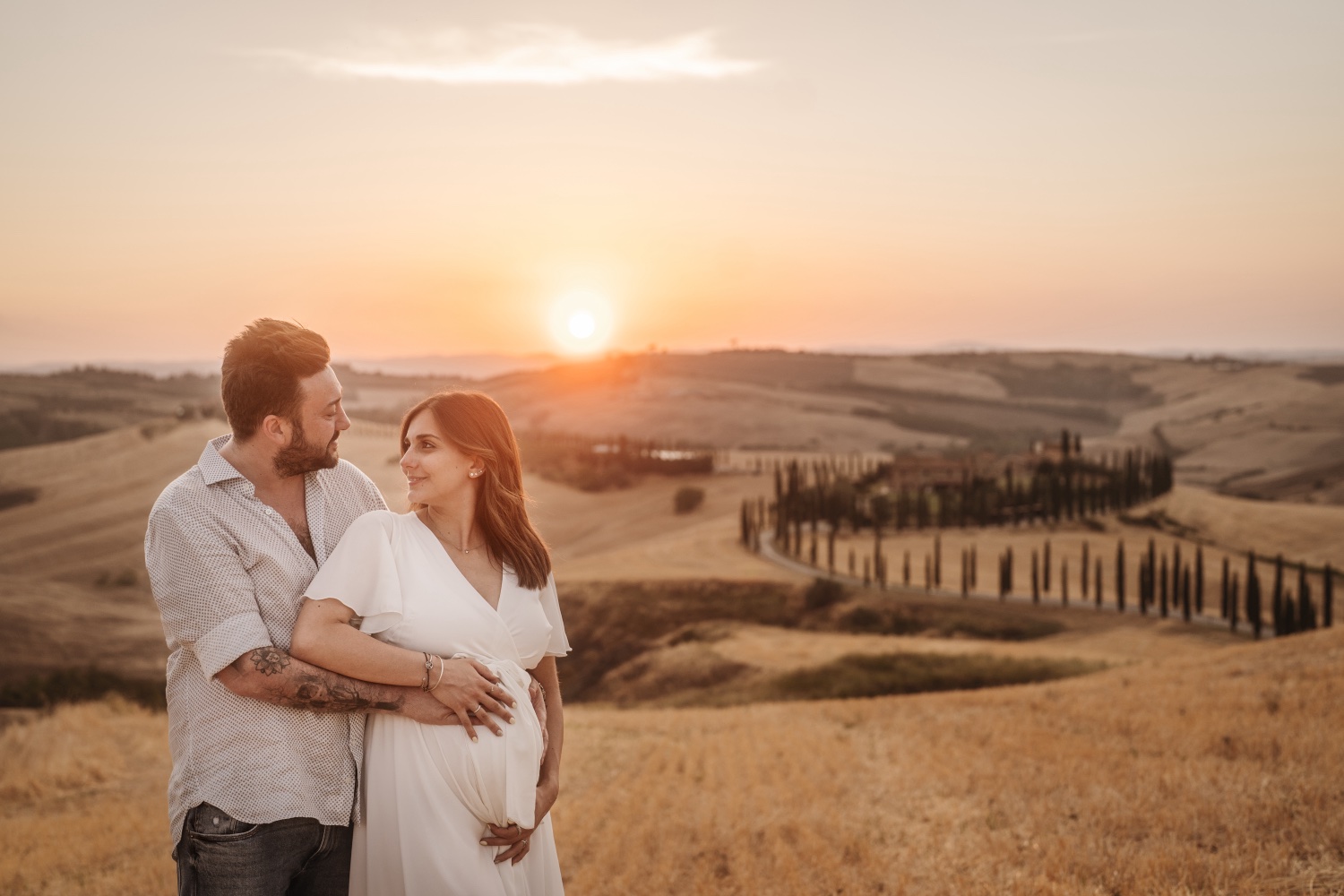 Abbraccio con il sole basso dietro le colline