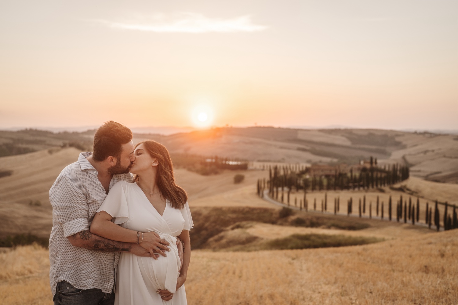 Bacio con il sole che tramonta sulla Val d'Orcia