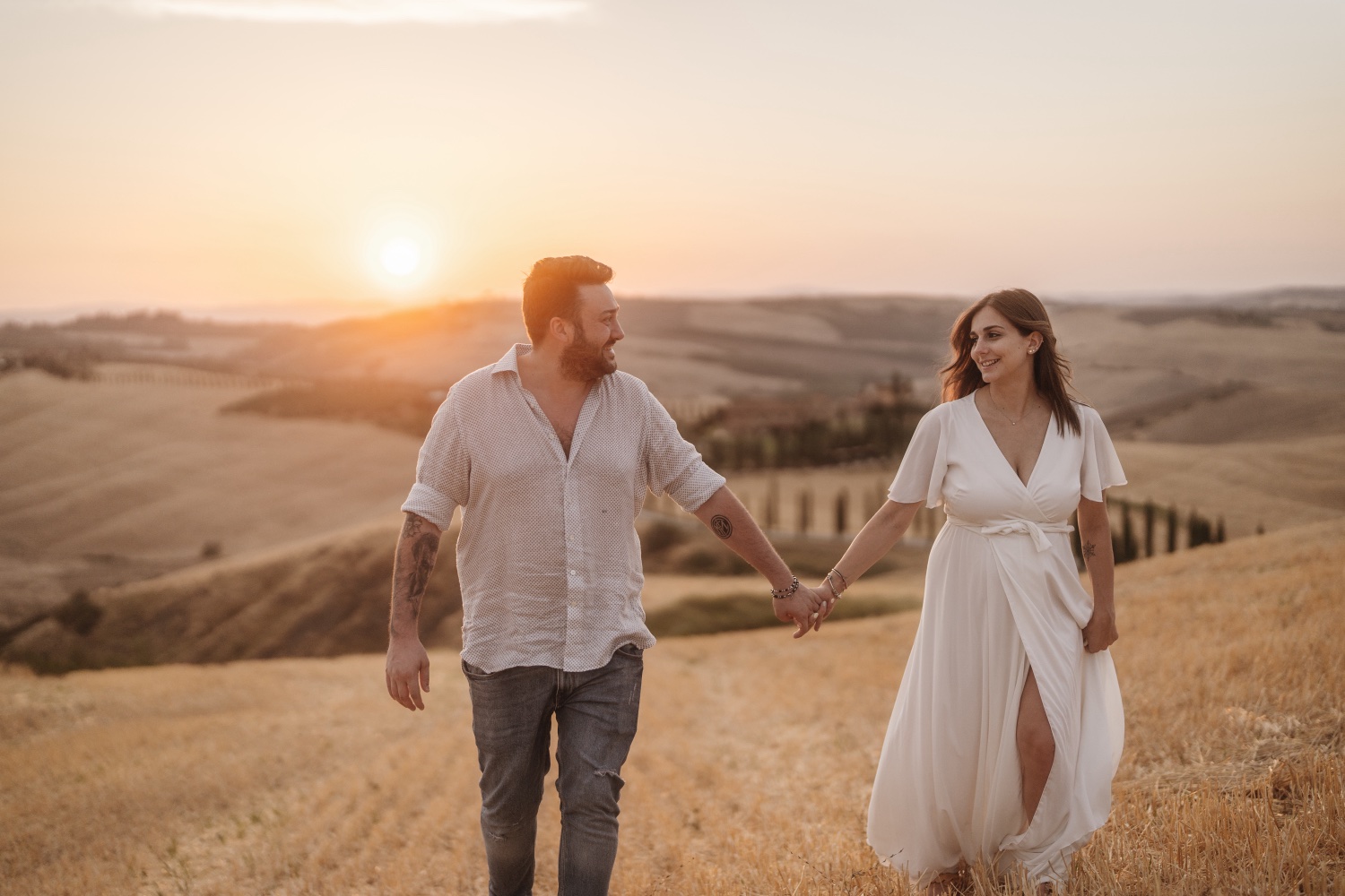 Passeggiata mano nella mano al tramonto