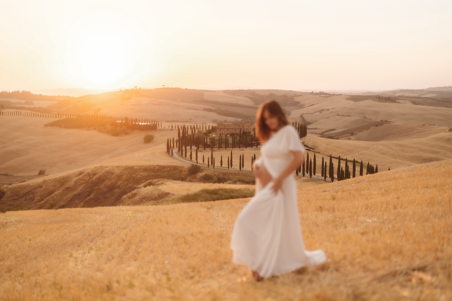 L'abito bianco mosso dal vento al tramonto