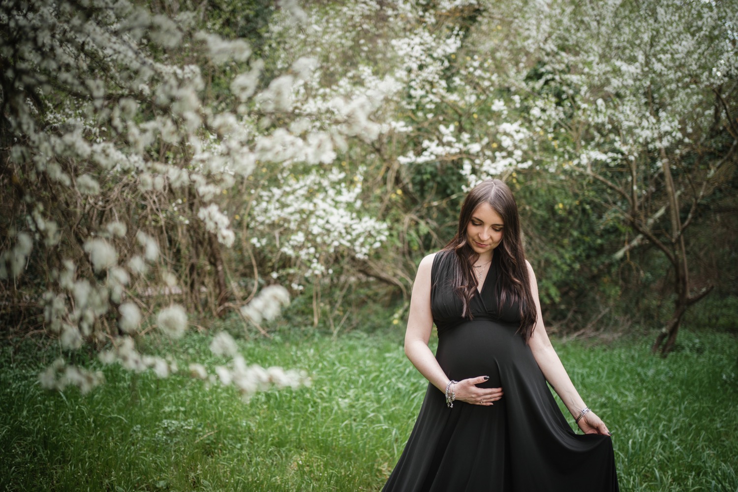 Servizio fotografico maternity in studio e tra i fiori