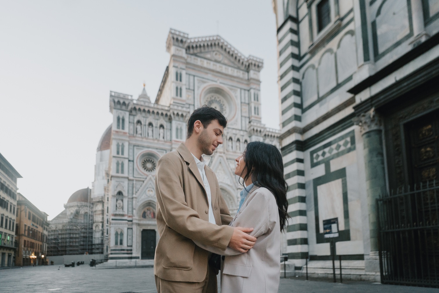 La coppia in piazza del Duomo vuota