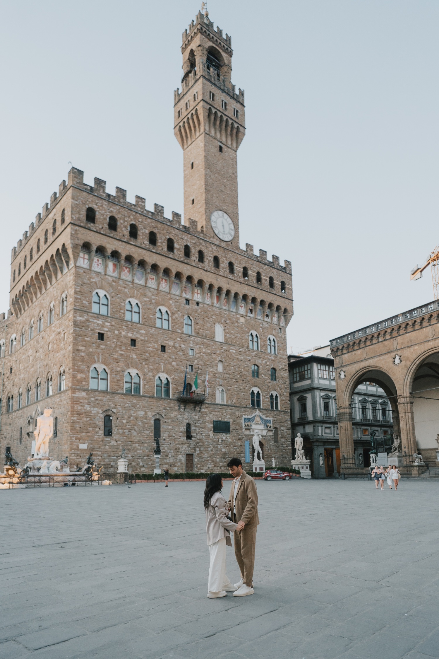 Palazzo Vecchio e la coppia in piazza della Signoria